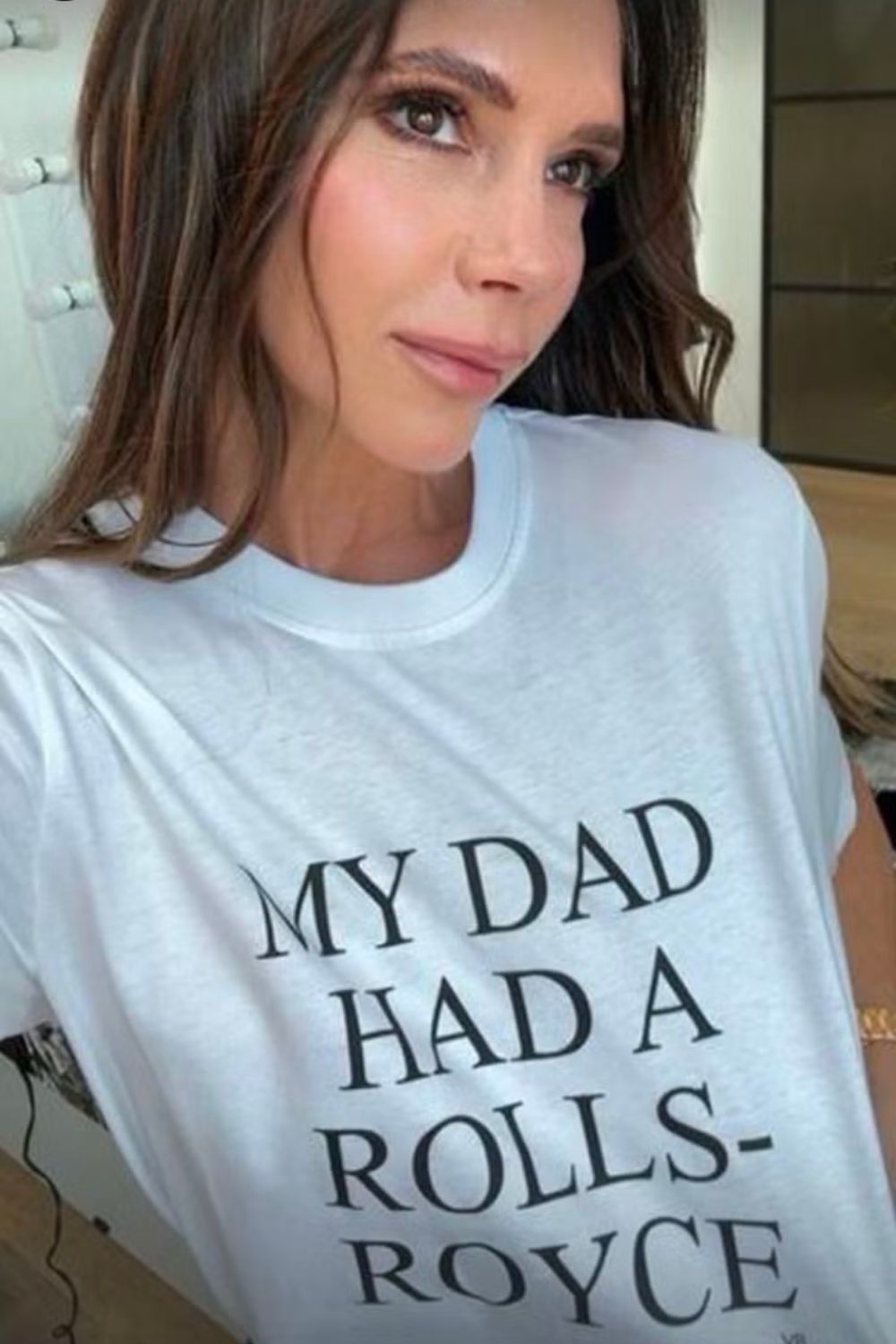 Η Victoria Beckham αυτοσαρκάζεται και κάνει t-shirt τη φράση της «My dad had a Rolls-Royce»