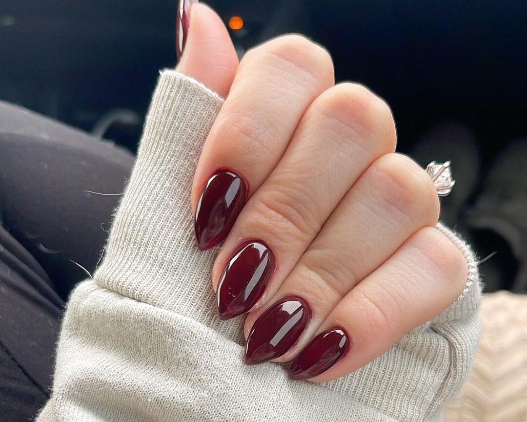 Cherry Mocha nails: Εμπνευσμένο από το μαύρο του κερασιού είναι η απόλυτη απόχρωση της σεζόν