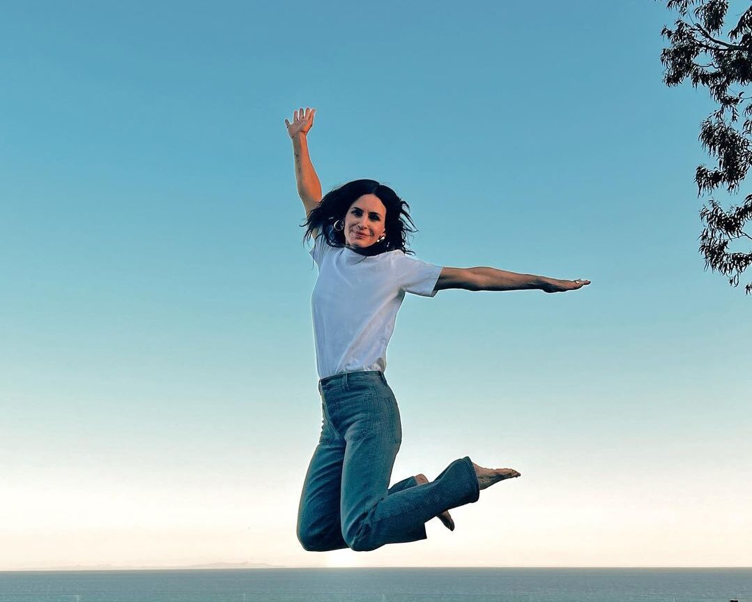 Ο ήρεμος κήπος της Courteney Cox αγκαλιάζει τη μινιμαλιστική τάση που αγαπάμε