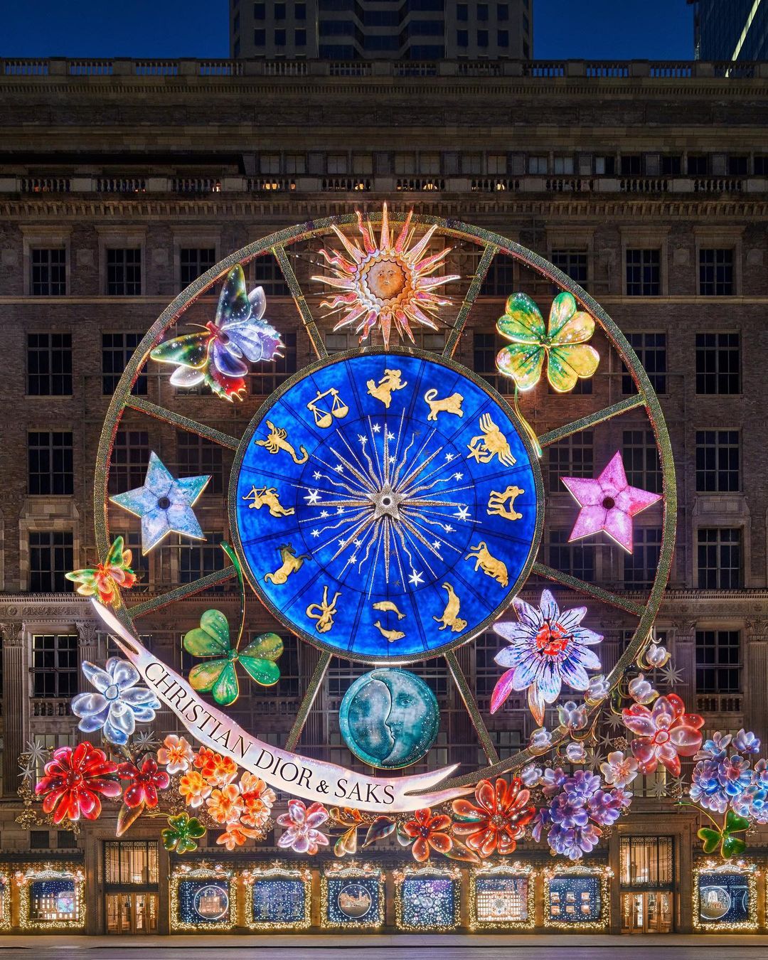 Ο Dior και τα Saks συνεργάζονται και δημιουργούν το πιο ονειρικό Carousel για τα Χριστούγεννα