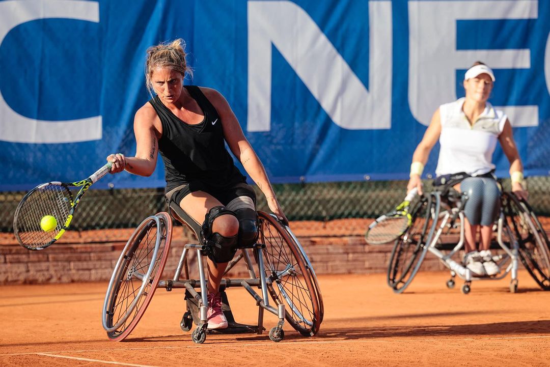Ο Dior κάνει ambassador την πρωταθλήτρια τένις με αναπηρικό αμαξίδιο Pauline Déroulède 