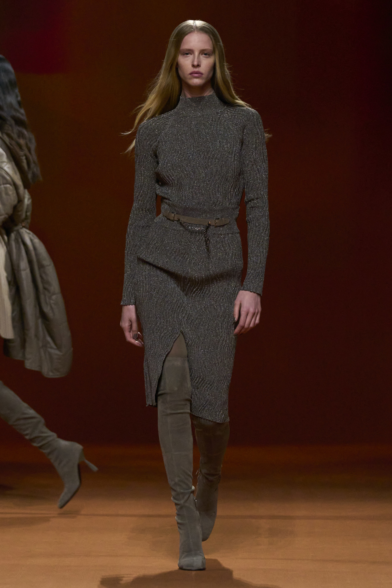 Γκρι πουλόβερ: Φόρεσε το πιο fashion item του χειμώνα με 3 τρόπους που προσδίδουν στυλ