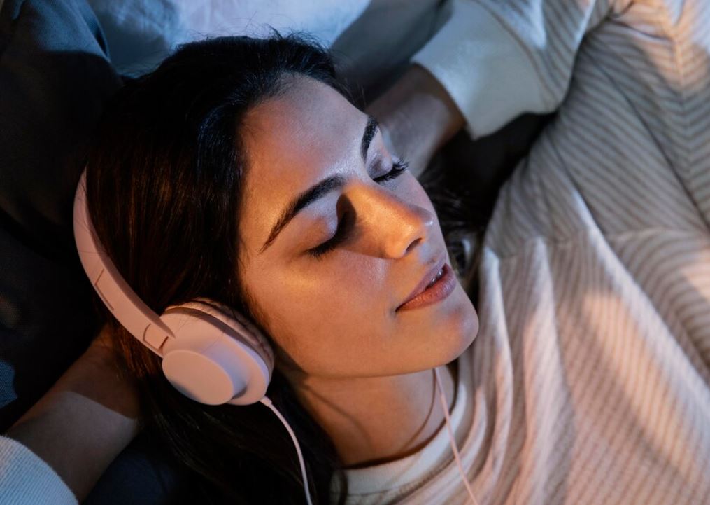 Ροζ θόρυβος: Τι είναι και πώς σε βοηθά να κοιμάσαι σαν πουλάκι
