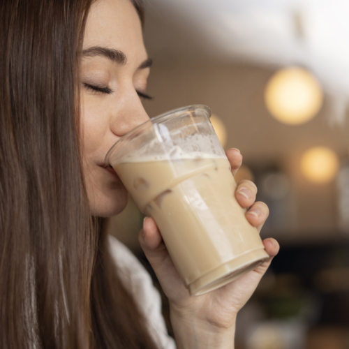 Απολαμβάνεις τον καφέ με γάλα; Η πιο υγιεινή επιλογή που μπορείς να κάνεις
