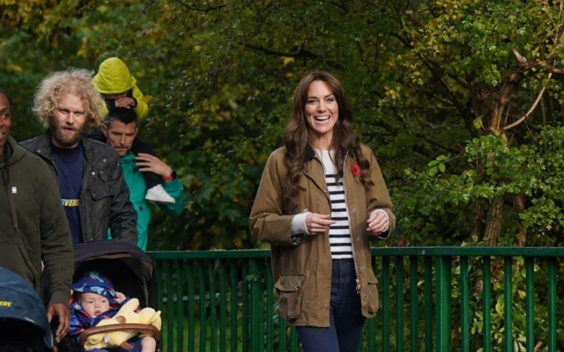 Η Kate Middleton με Barbour και Chelsea boots εμφανίζεται με το πιο «british look» όλων των εποχών