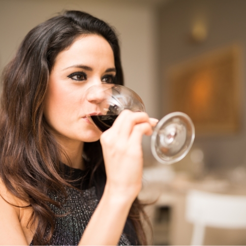 Υπάρχει απάντηση στο γιατί το κόκκινο κρασί σου προκαλεί πονοκεφάλους