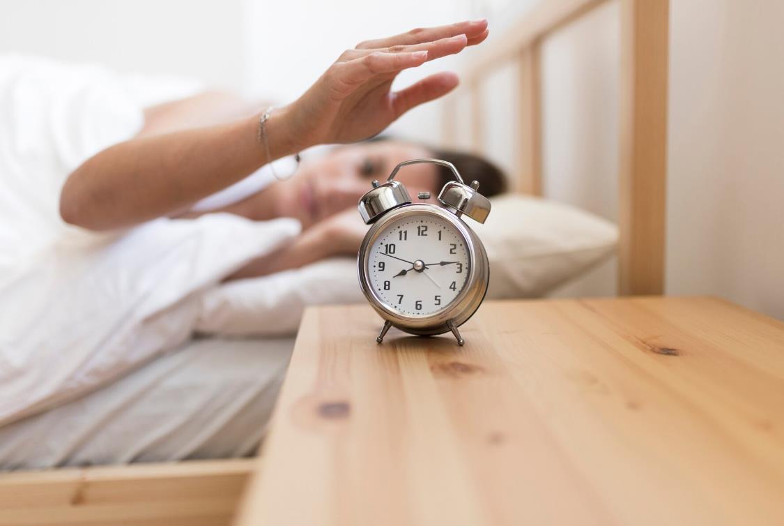 7 tips για να σηκώνεσαι νωρίς το πρωί από το κρεβάτι 