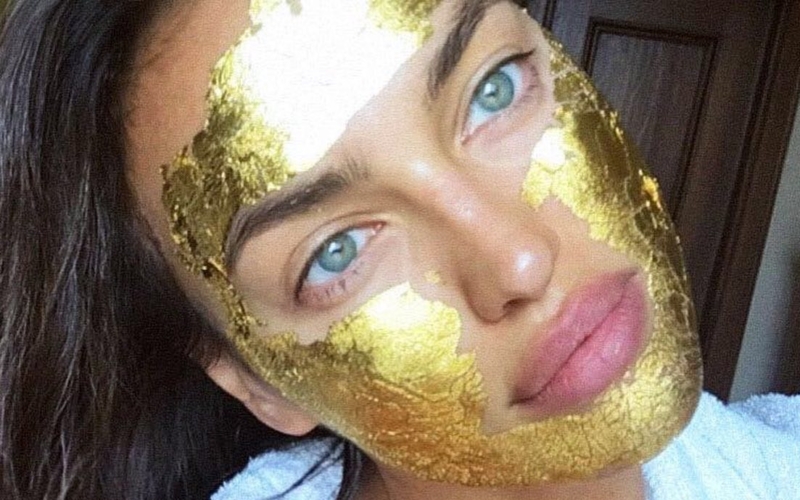 H αντιγηραντική μάσκα προσώπου με φύλλα χρυσού που έχει κάνει beauty trend η Irina Shayk