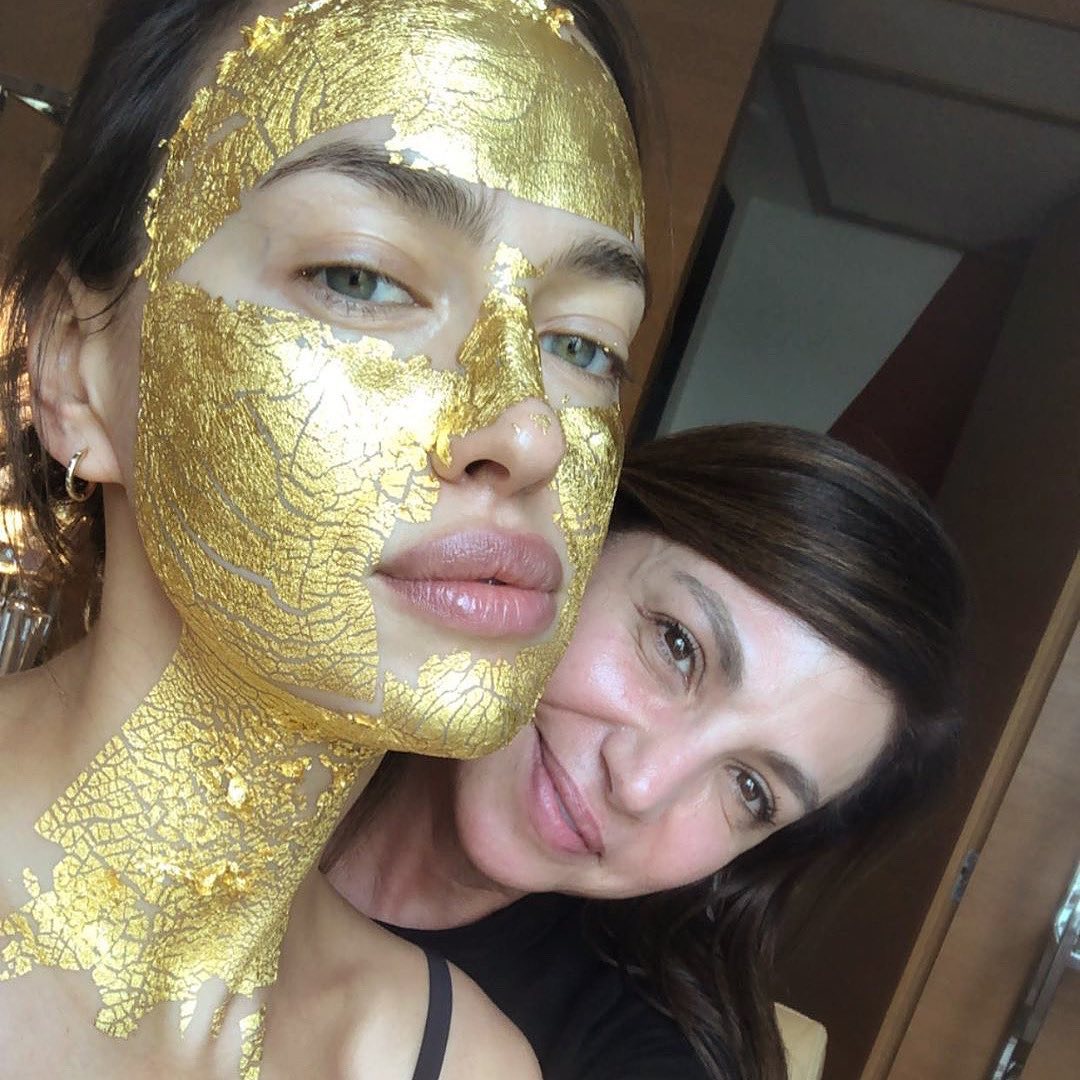 H αντιγηραντική μάσκα προσώπου με φύλλα χρυσού που έχει κάνει beauty trend η Irina Shayk