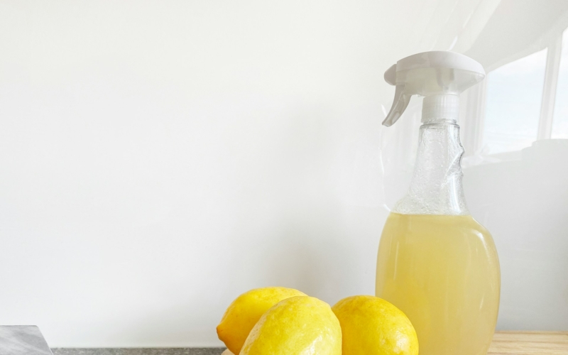 3 φρούτα για να διώξεις τα υπολείμματα σαπουνιού από το μπάνιο σου