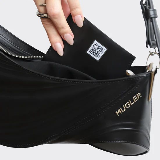 Η επόμενη τσάντα Mugler που θα αγοράσεις θα έχει το δικό της ψηφιακό διαβατήριο
