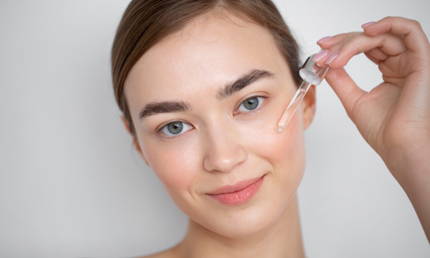 Ο μοναδικός τύπος ορού που αποκαλούν «πανοπλία» κατά της γήρανσης και 5 top serum για να διαλέξεις