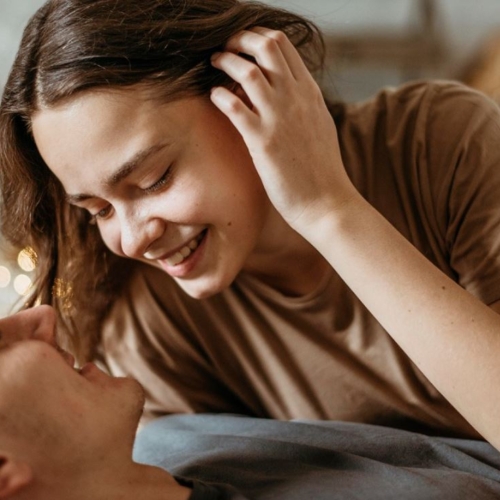 Pillow talk: Η συνήθεια που θα βελτιώσει τη σχέση σου και τη σεξουαλική ζωή