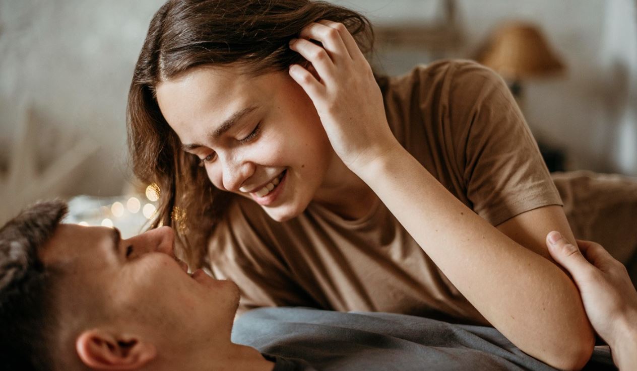 Pillow talk: Η συνήθεια που θα βελτιώσει τη σχέση και τη σεξουαλική σου ζωή