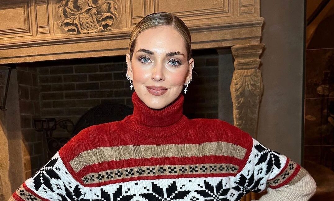 Η Chiara Ferragni φοράει το χριστουγεννιάτικο key item της σεζόν -6 προτάσεις που θα λατρέψεις