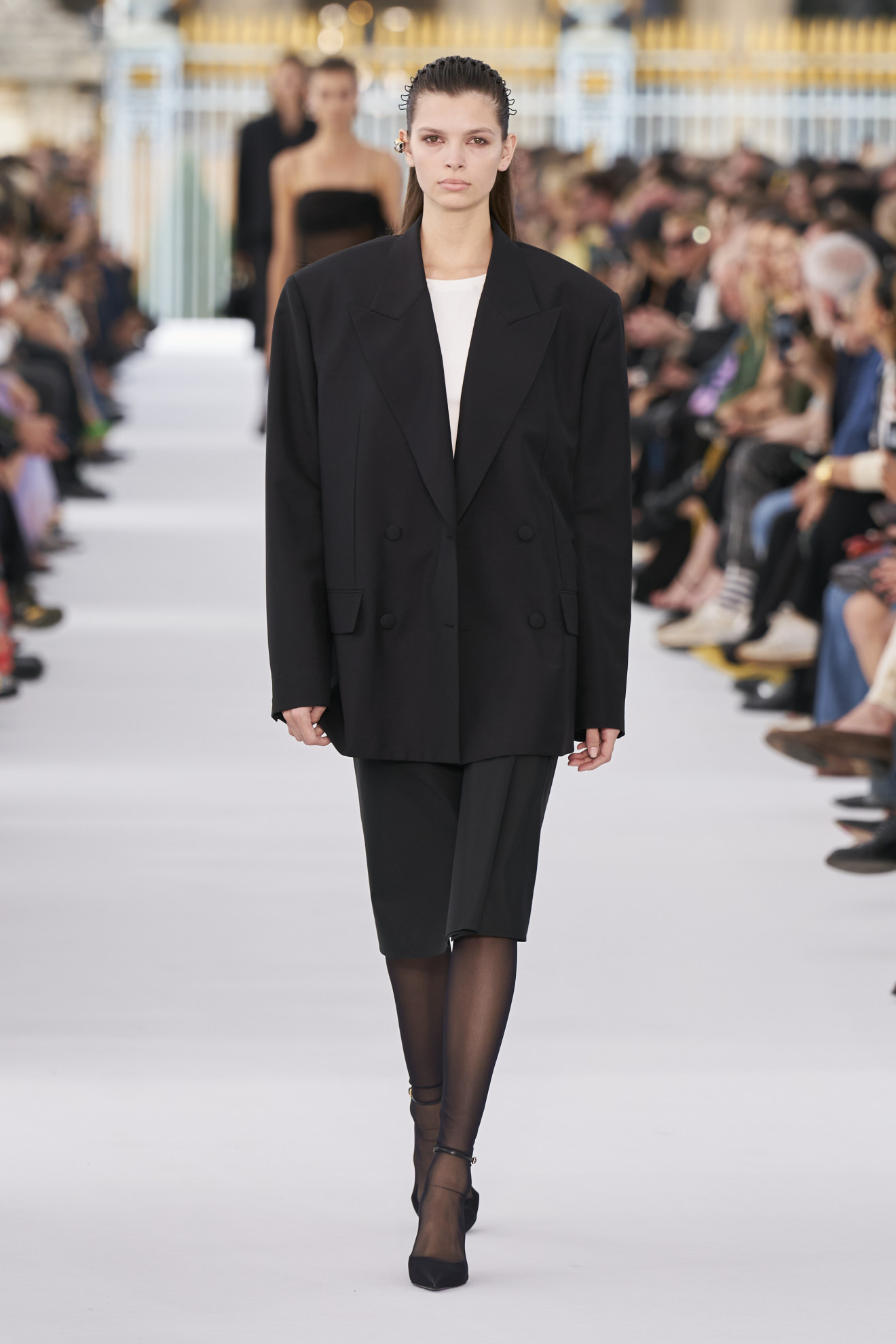 Μαύρο σακάκι και λευκό μπλουζάκι: Ο αλάνθαστος συνδυασμός και 3 στυλ για να αποκτήσεις