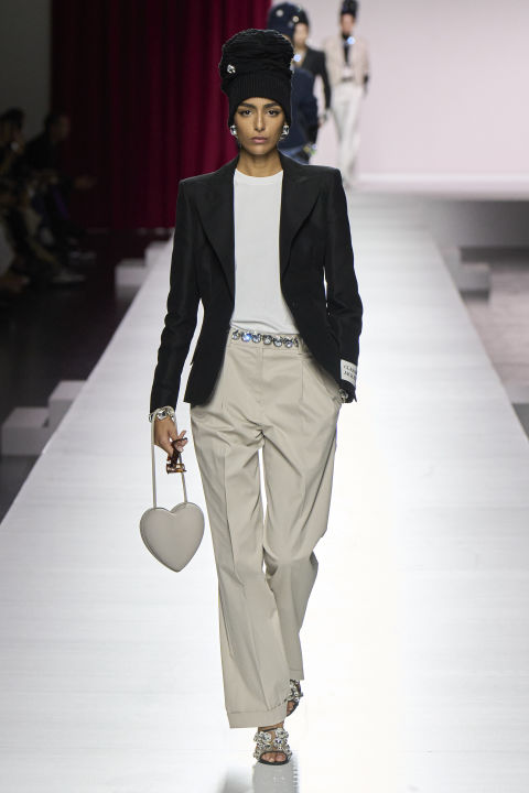 Μαύρο σακάκι και λευκό μπλουζάκι: Ο αλάνθαστος συνδυασμός