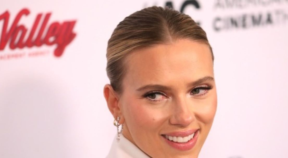 Η Scarlett Johansson υποστηρίζει το Feeding America