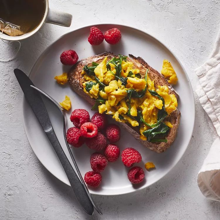 2 υγιεινές συνταγές για πρωινό ανάλογα αν προτιμάς αλμυρές ή γλυκές γεύσεις