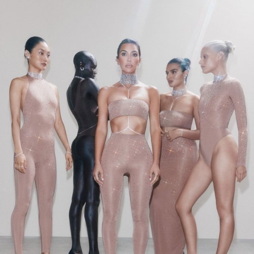 Η νέα shinny συνεργασία της Kim Kardashian με τη Swarovski και τα Skims