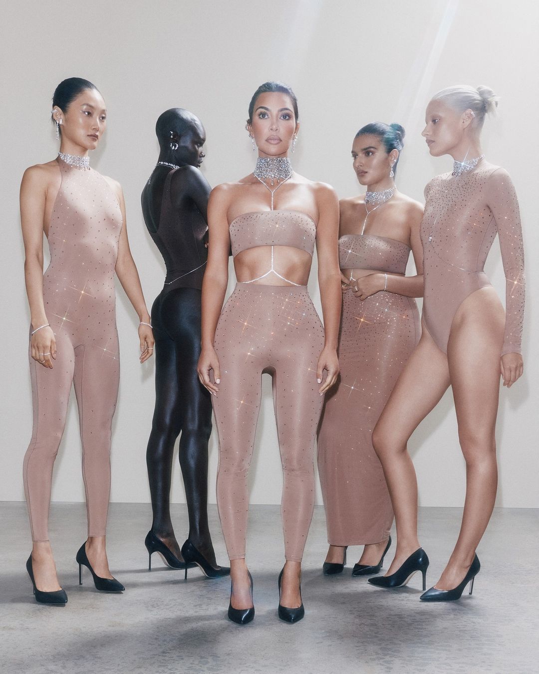  Η νέα shinny συνεργασία της Kim Kardashian με τη Swarovski και τα Skims