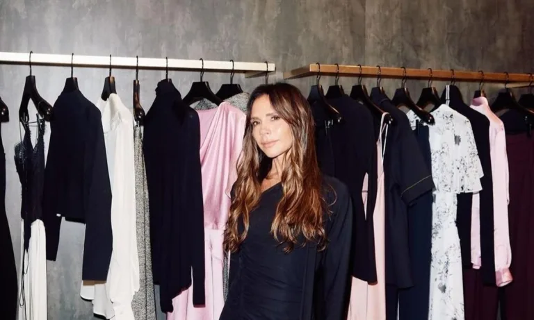 Η Victoria Beckham αυτοσαρκάζεται και κάνει t-shirt τη φράση της «My dad had a Rolls-Royce»