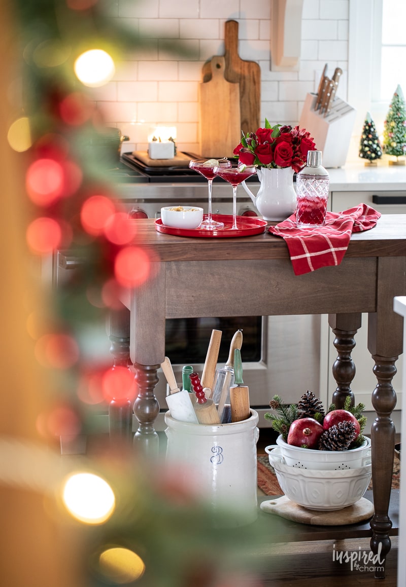 «Merry Poinsettia Pomegranate Martini»: Φτιάξε το γευστικό πρωτοχρονιάτικο cocktail