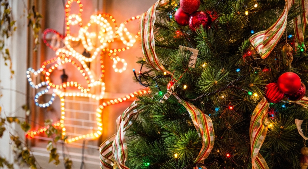 Το hack που κάνει την τοποθέτηση της χριστουγεννιάτικης κορδέλας piece of cake στο δέντρο σου