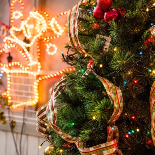 Το hack που κάνει την τοποθέτηση της χριστουγεννιάτικης κορδέλας piece of cake στο δέντρο σου