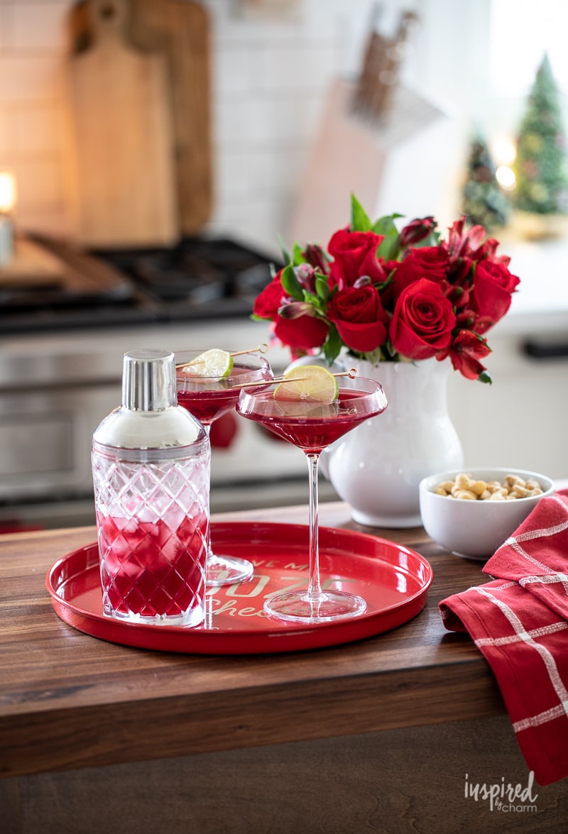 «Merry Poinsettia Pomegranate Martini»: Φτιάξε το γευστικό χριστουγεννιάτικο cocktail