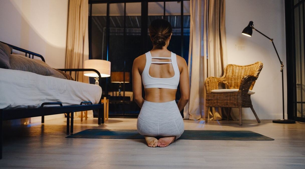 Το tip με τη yoga πριν τον ύπνο που σε εκπαιδεύει να κοιμάσαι αμέσως μόλις πέσεις στο κρεβάτι