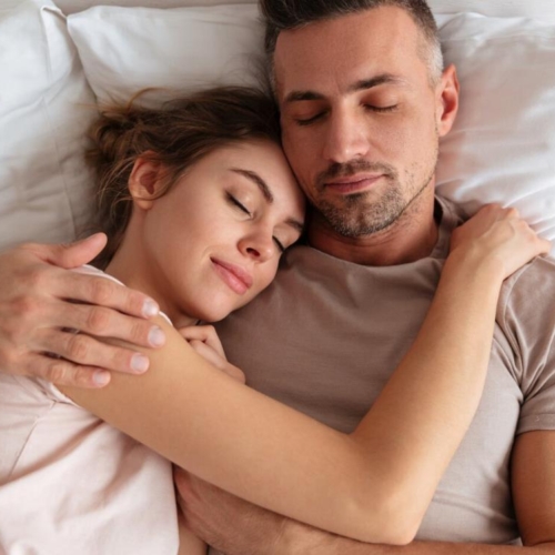 Γιατί κοιμάσαι καλύτερα δίπλα στον σύντροφό σου; Οι ειδικοί εξηγούν