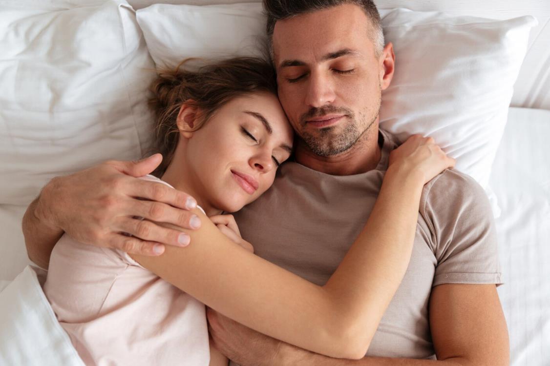 Γιατί κοιμάσαι καλύτερα δίπλα στον σύντροφό σου; Οι ειδικοί εξηγούν