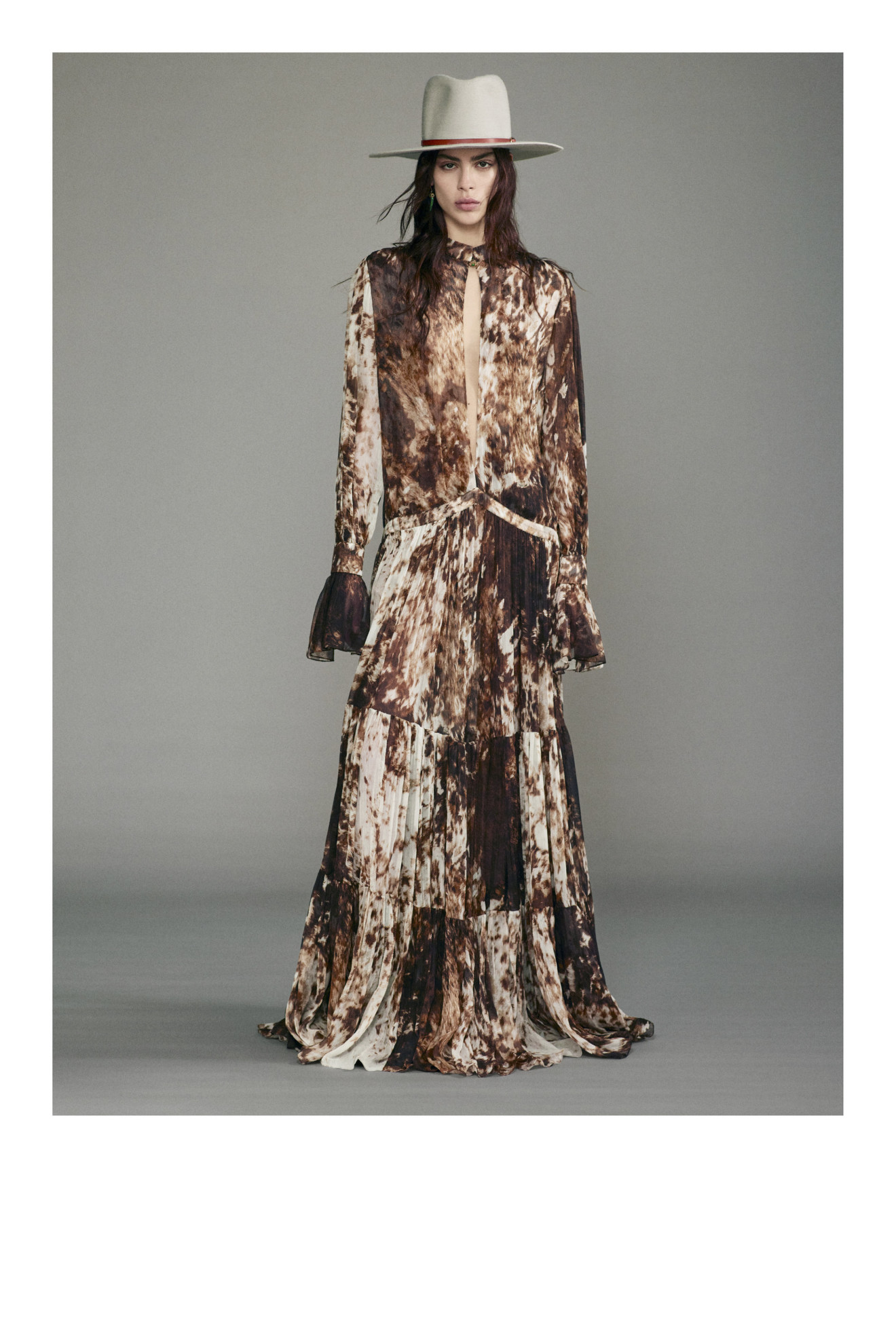 Η Pre-Fall '24 συλλογή του Roberto Cavalli μας ταξιδεύει σε μακρινά, εξωτικά τοπία