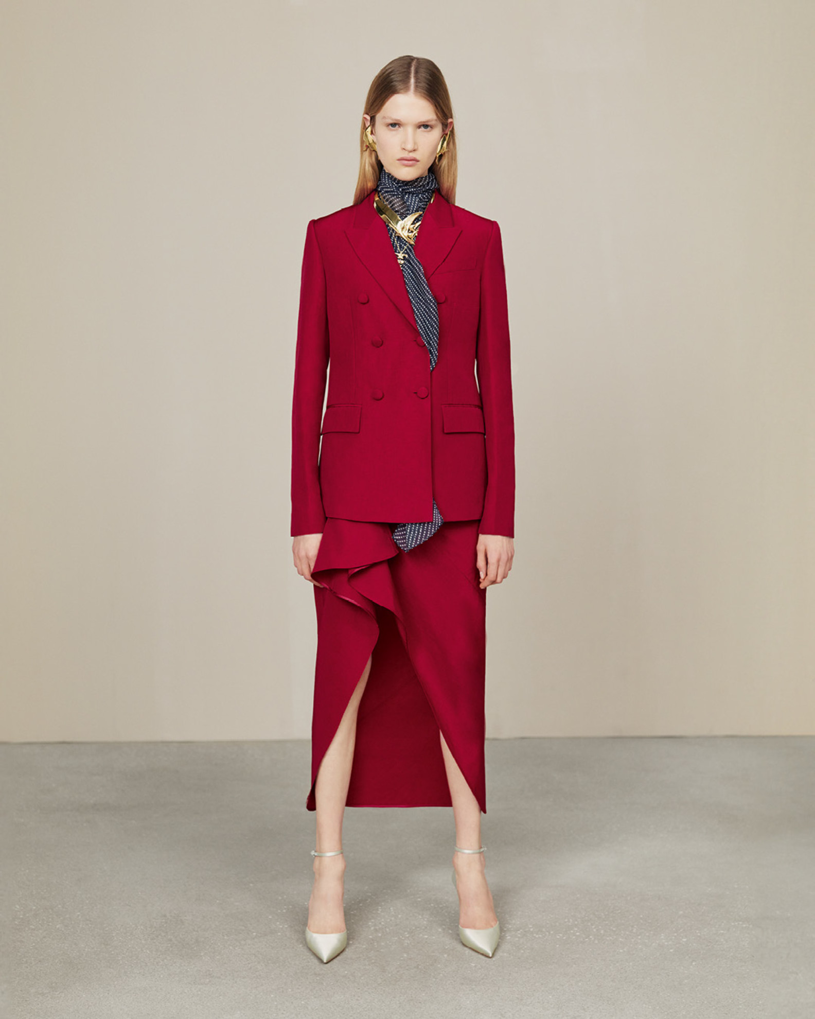 Αιχμηρά και κομψά ρούχα αποτελούν την συλλογή Pre-Fall '24 του Givenchy