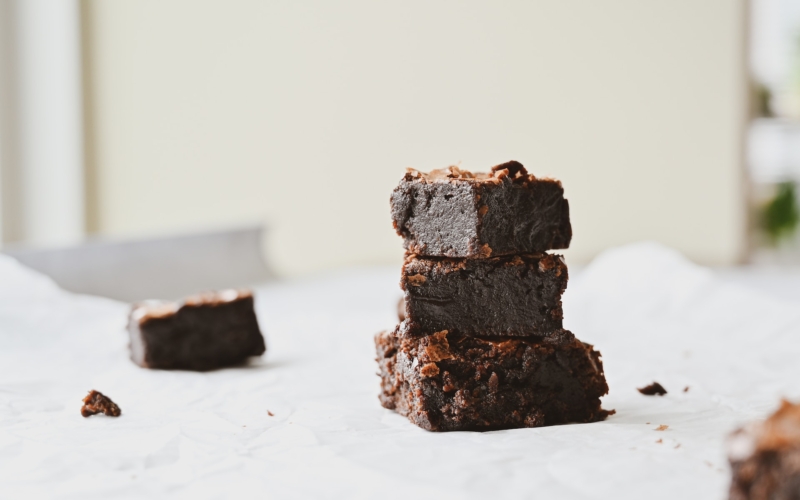 Φτιάξε το πιο ζουμερό brownies με σοκολάτα που λιώνει εσωτερικά με 2 μόνο υλικά