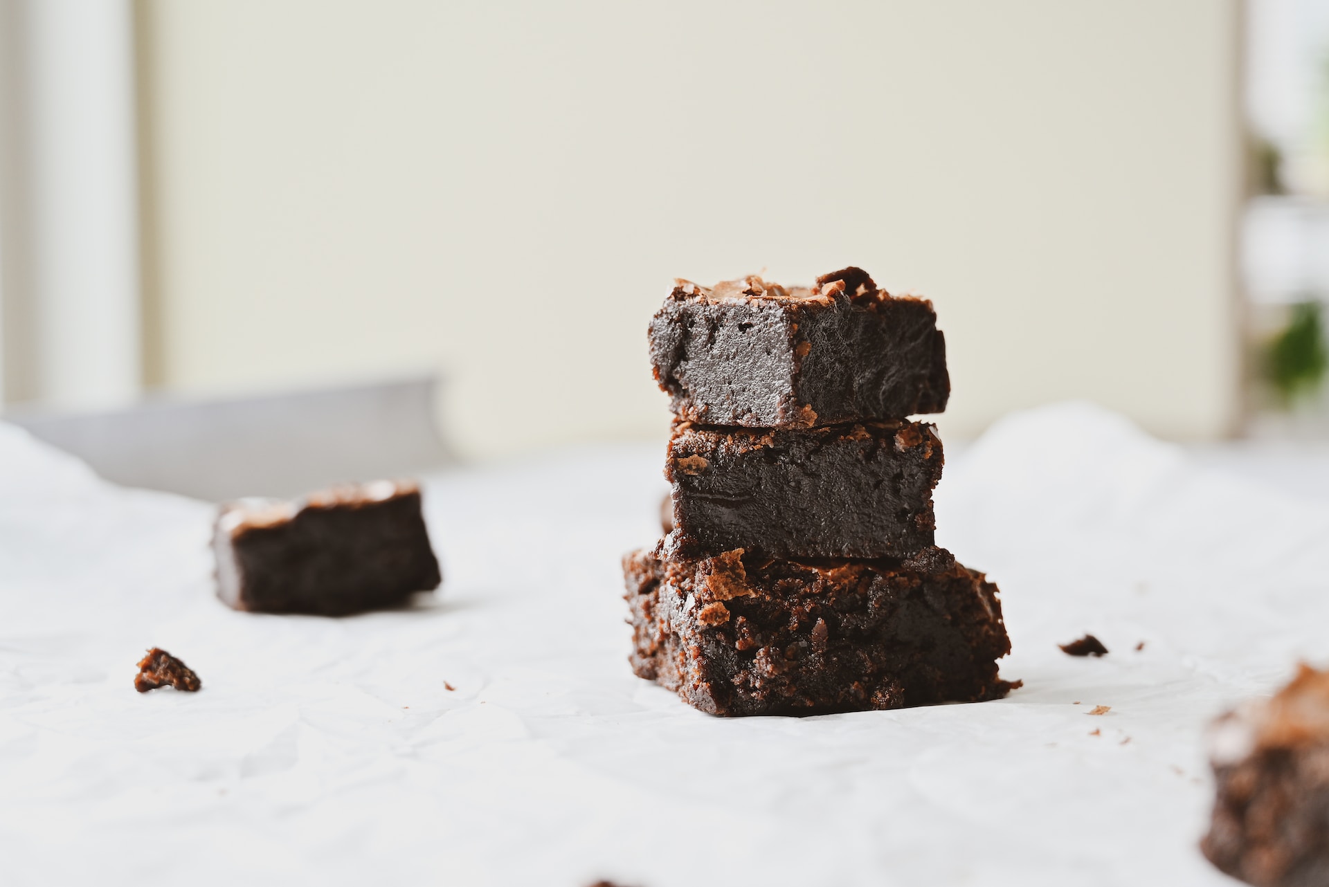 Φτιάξε το πιο ζουμερό brownies με σοκολάτα που λιώνει εσωτερικά με 2 μόνο υλικά