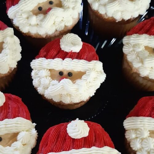 Cupcakes μικροι λαχταριστοί Άγιοι Βασίληδες γεμάτοι γλύκα
