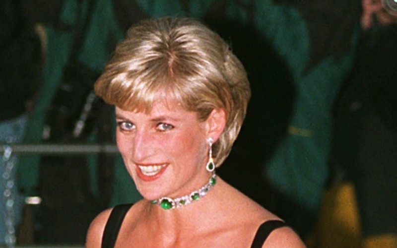 Ένα βραδινό φόρεμα της πριγκίπισσας Diana άγγιξε το ρεκόρ 1,1 εκατομμυρίων δολαρίων σε δημοπρασία