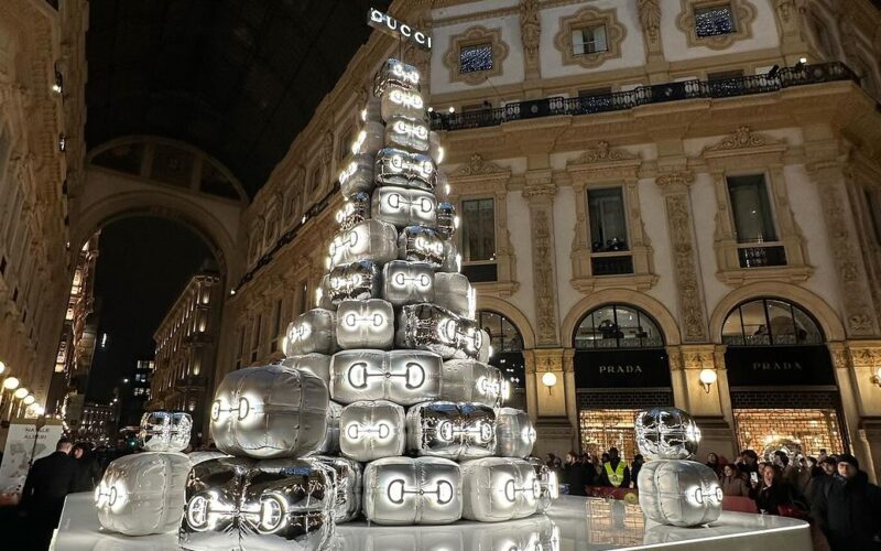 Το iconic δέντρο από κουτιά της Gucci που στολίζει την Galleria Vittorio Emanuele II στο Μιλάνο