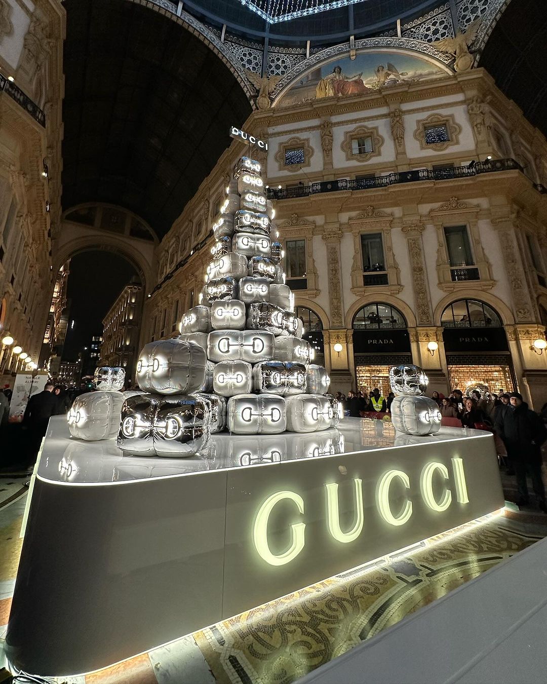 Το iconic δέντρο από κουτιά της Gucci που στολίζει την Galleria Vittorio Emanuele II στο Μιλάνο