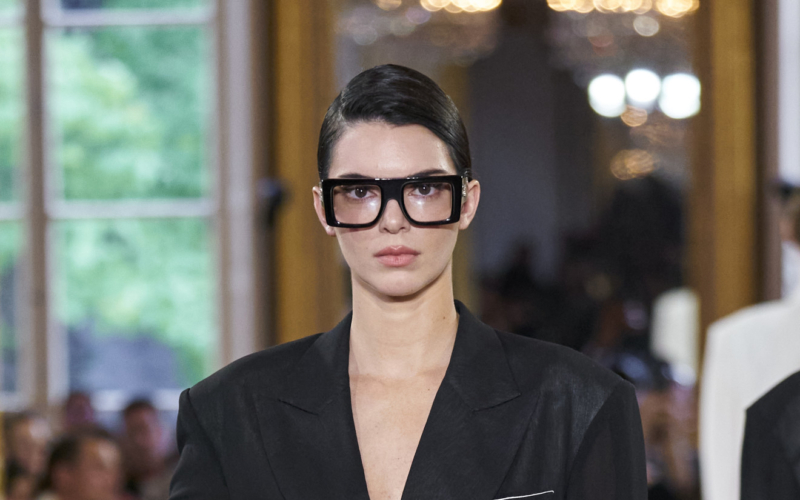 Τα trend στα γυαλιά για το 2024 έχουν από κόκκινους σκελετούς μέχρι oversized '70s αισθητική