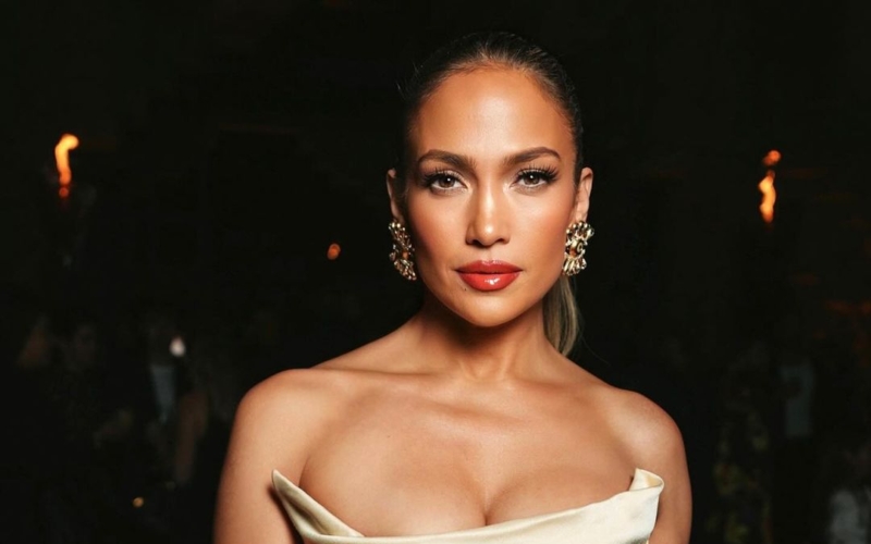 Η Jennifer Lopez αποκαλύπτει τα beauty tips της για τολμηρά κόκκινα χείλη