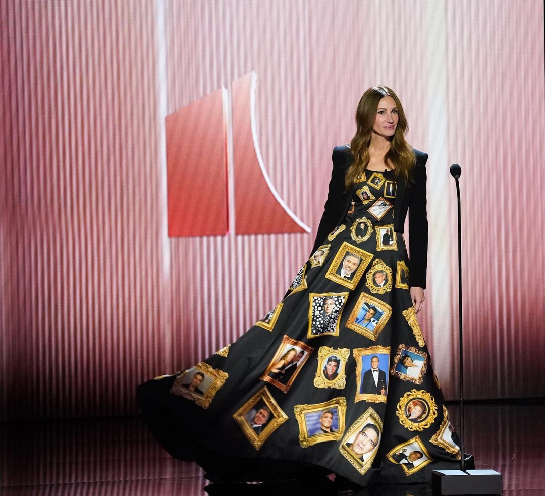 Η Julia Roberts σε εμφάνιση της στη Νέα Υόρκη συνδυάζει 2 κομμάτια icon