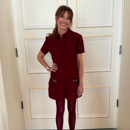 Η Julia Roberts φοράει και απογειώνει το χρώμα trend της σεζόν που θυμίζει νότες κόκκινου κρασιού