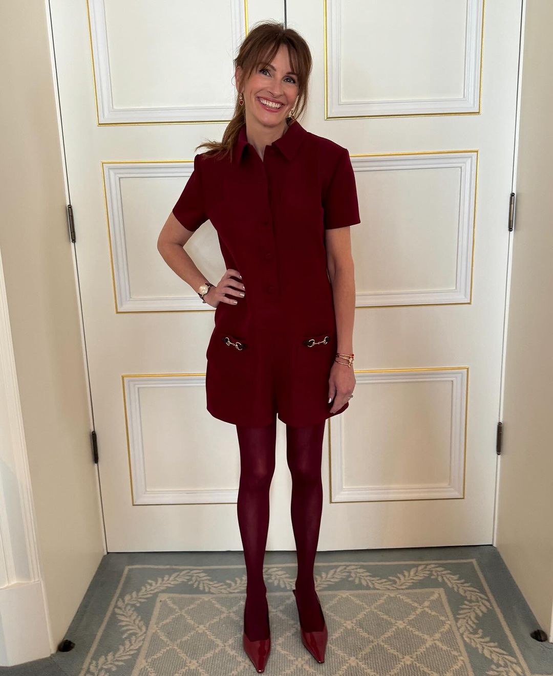 Η Julia Roberts φοράει και απογειώνει το χρώμα trend της σεζόν που θυμίζει νότες κόκκινου κρασιού