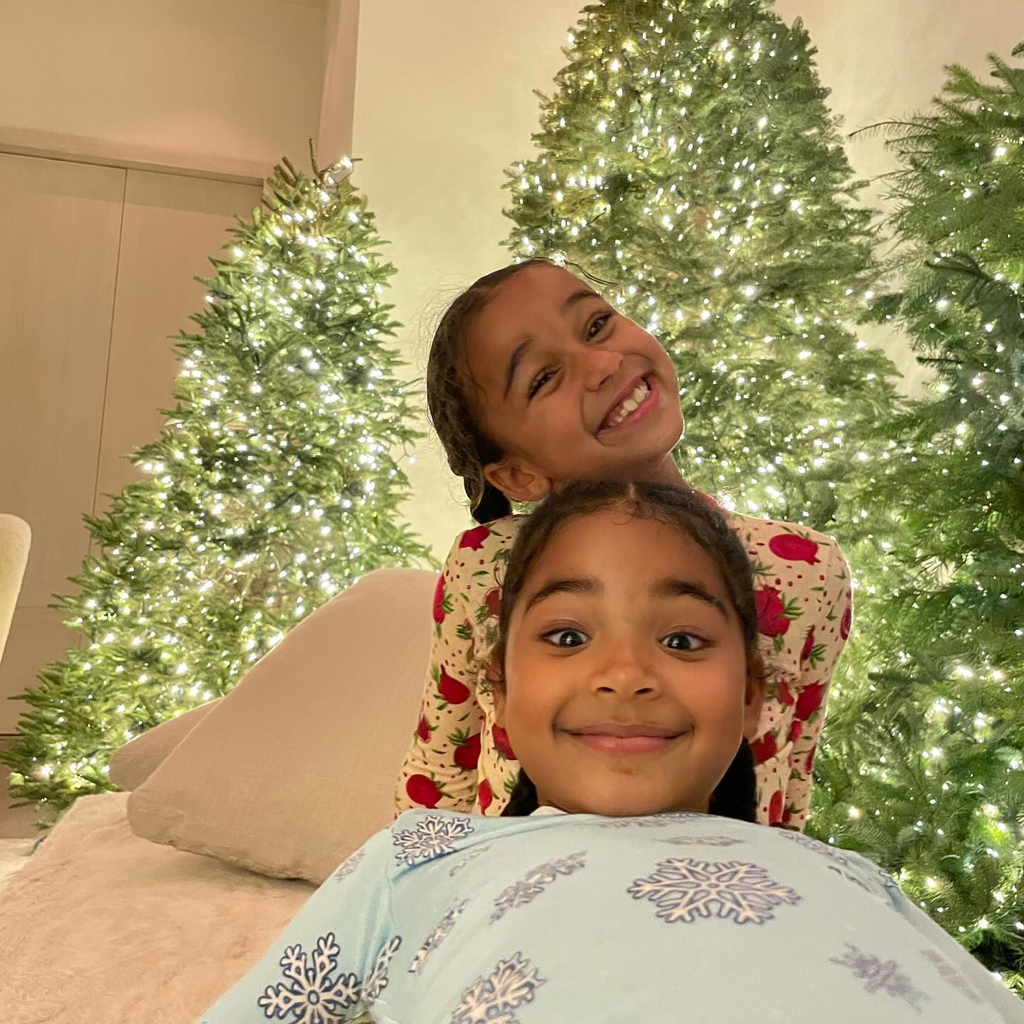 Η Khloé Kardashian επιδεικνύει την εντυπωσιακή χριστουγεννιάτικη διακόσμηση του σπιτιού της