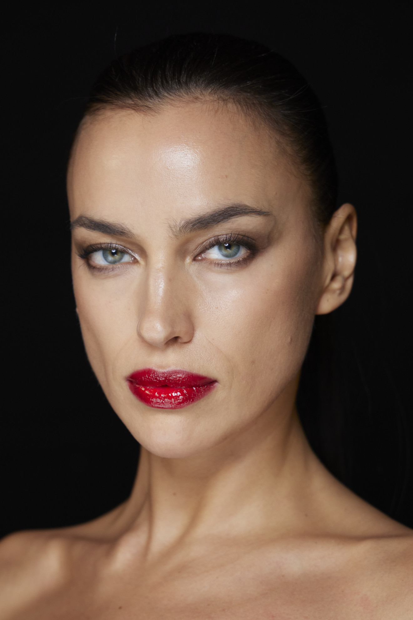 Πολύχρωμη σκιά ματιών, έντονο ρουζ και φωτεινή μάσκαρα: Τα 8 κυρίαρχα beauty trends του 2024 που ήδη σαρώνουν