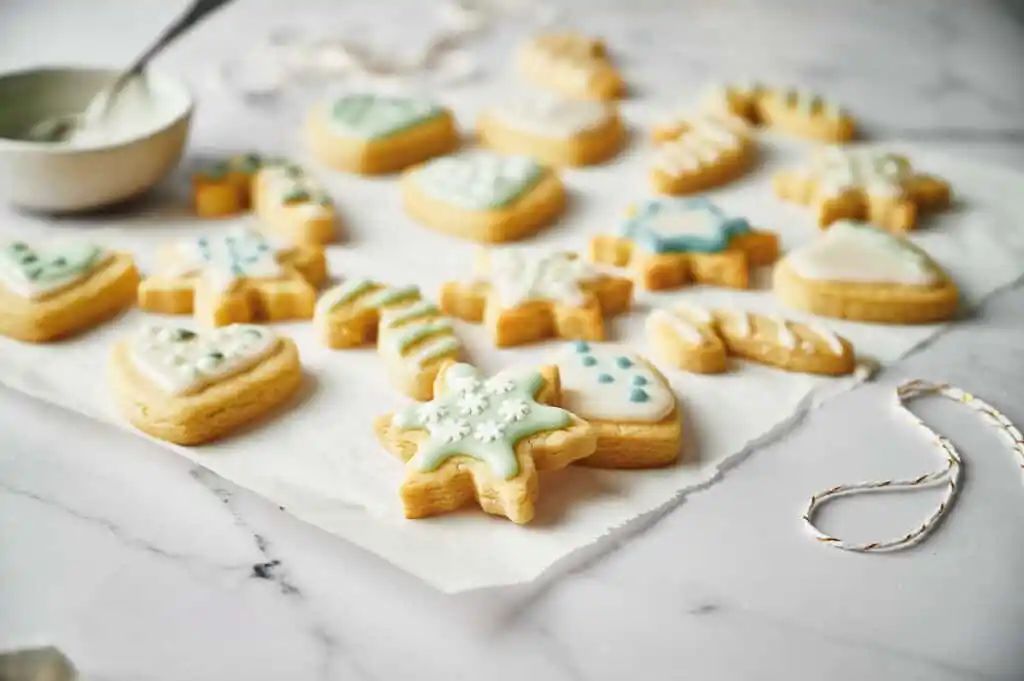  Εύκολη συνταγή για χριστουγεννιάτικα αλλά vegan μπισκότα με ζαχαρόπαστα