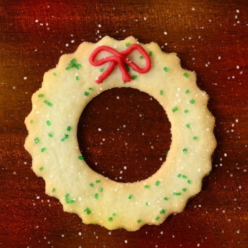 Χριστουγεννιάτικα μπισκότα με ξύσμα λεμονιού σε σχήμα στεφάνι